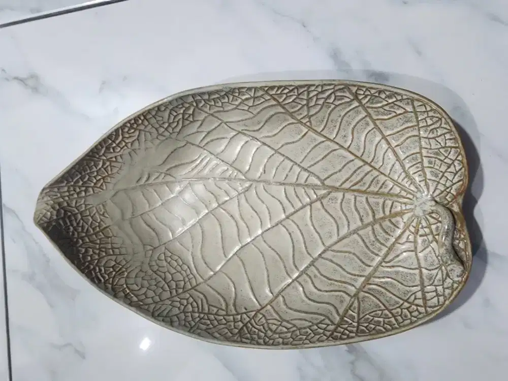 Wadah Keramik Model Daun Antik