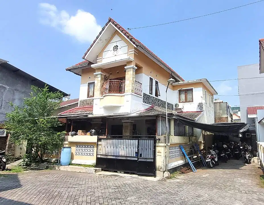 Rumah Hook Lingkungan Perumahan dekat Pakuwon Mall