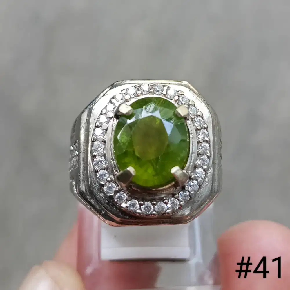 Batu permata natural idocrase. Gem id card IGS