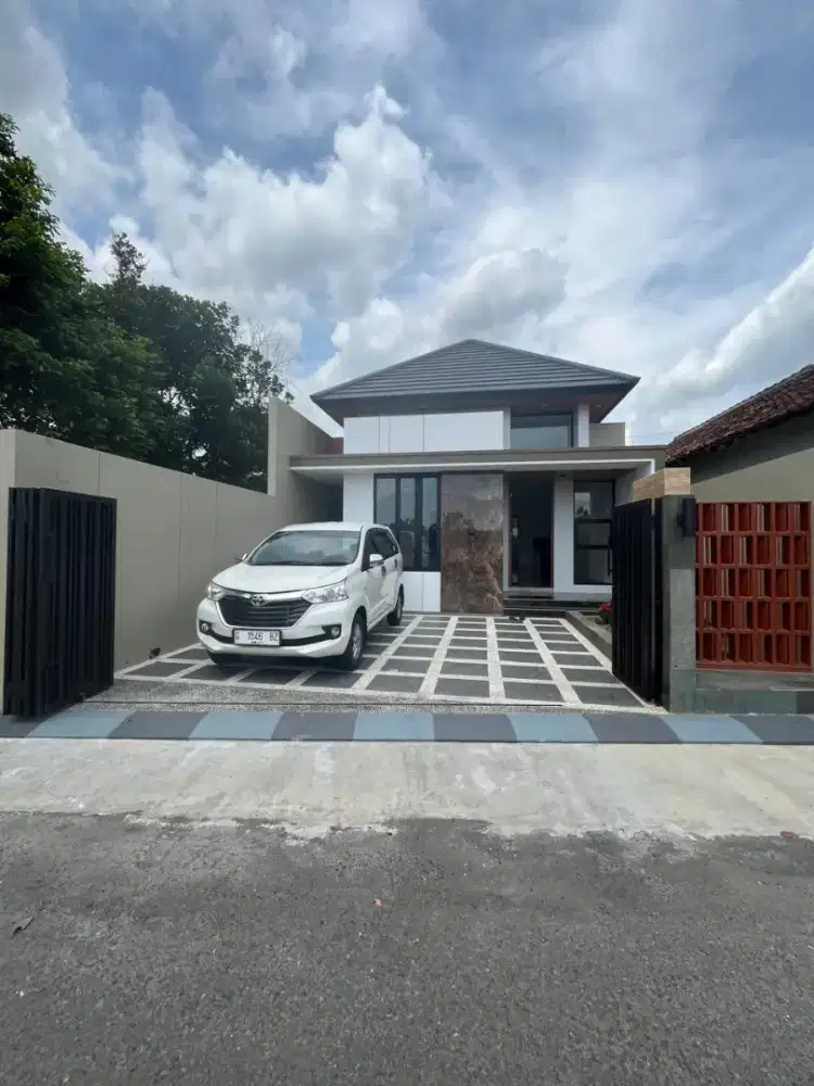 Rumah Mewah Tepi Aspal Dekat Pasar Gentan 15 Menit Ke UGM