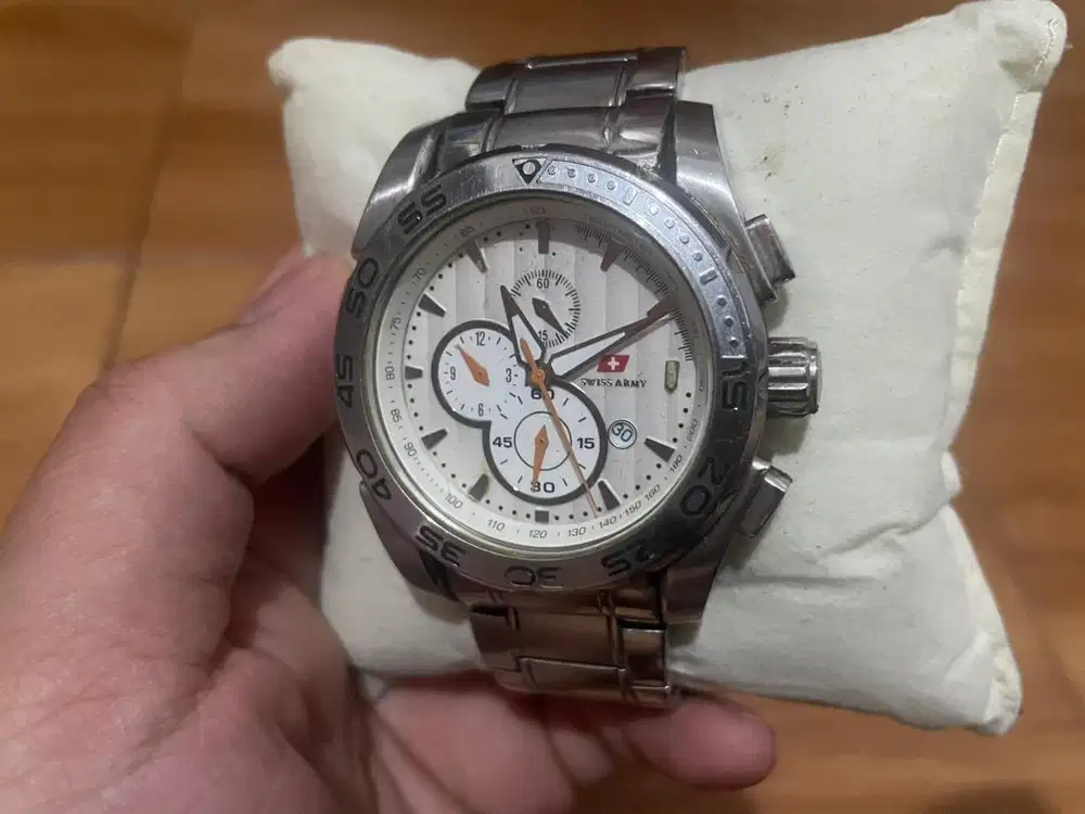 Jam Pria chromograph Swiss Army