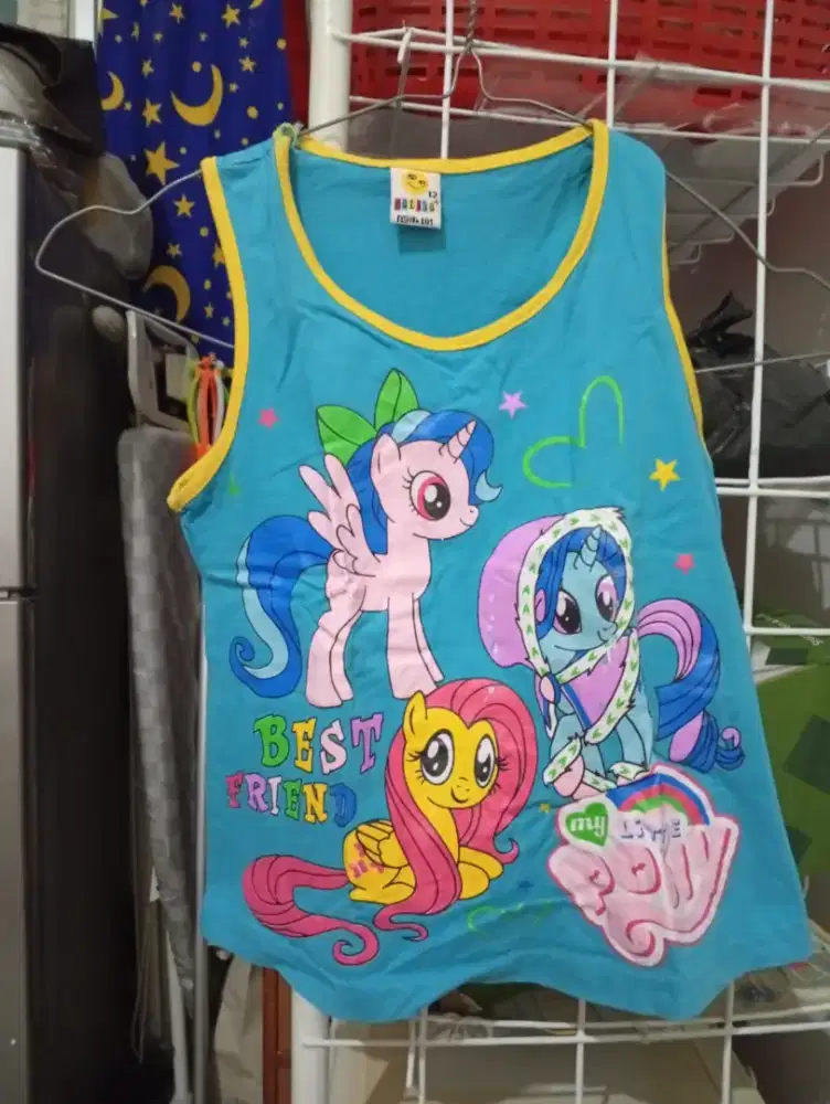 Di jual  baju  anak.  Bahan  bagus