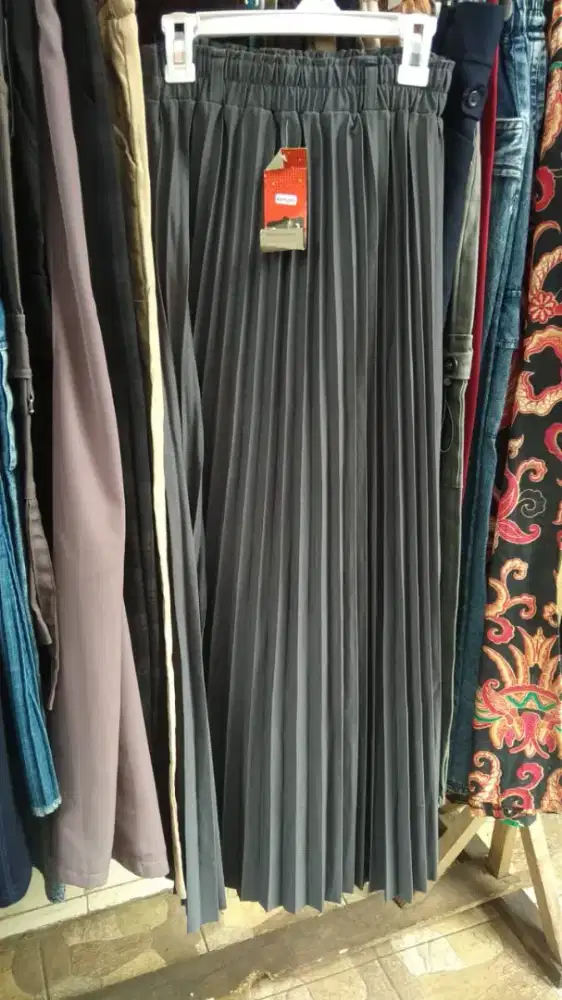 Rok Plisket Panjang Abu-Abu Size XL/XXL