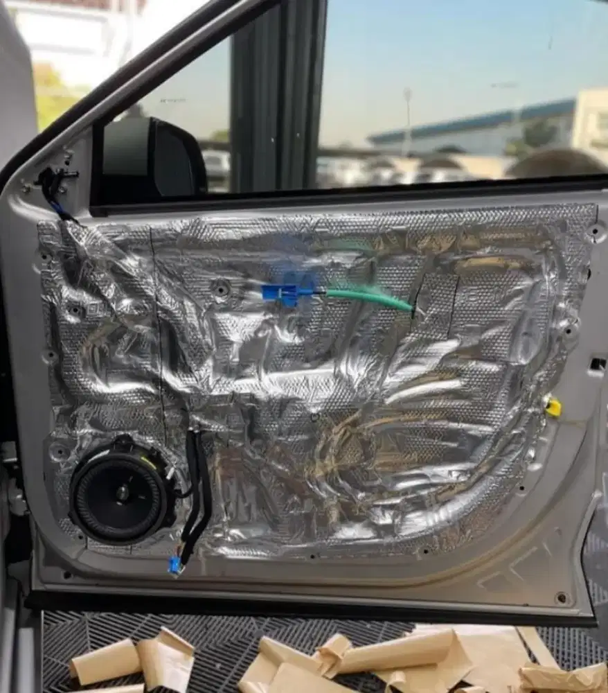 Specialist peredam suara mobil