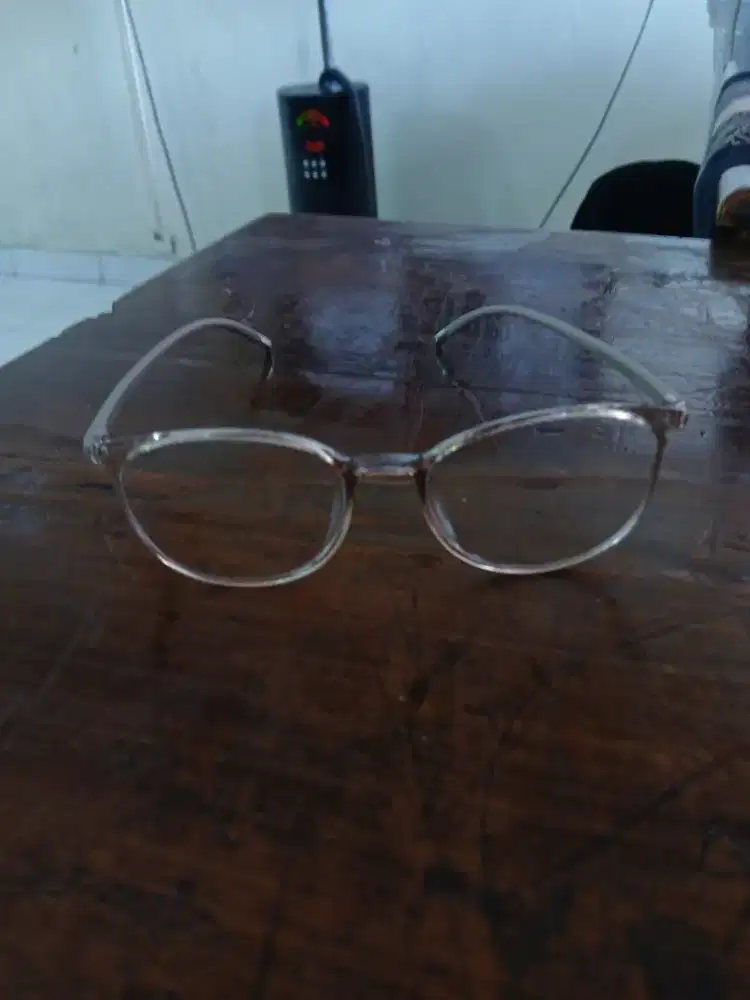 Kacamata Transparan Stylish – Ringan, Modern, dan Nyaman Dipakai!