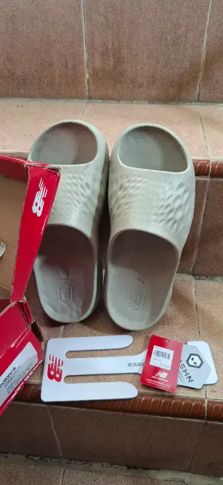 Sandal & Sepatu New Balance Uk 40 Baru Sepaket