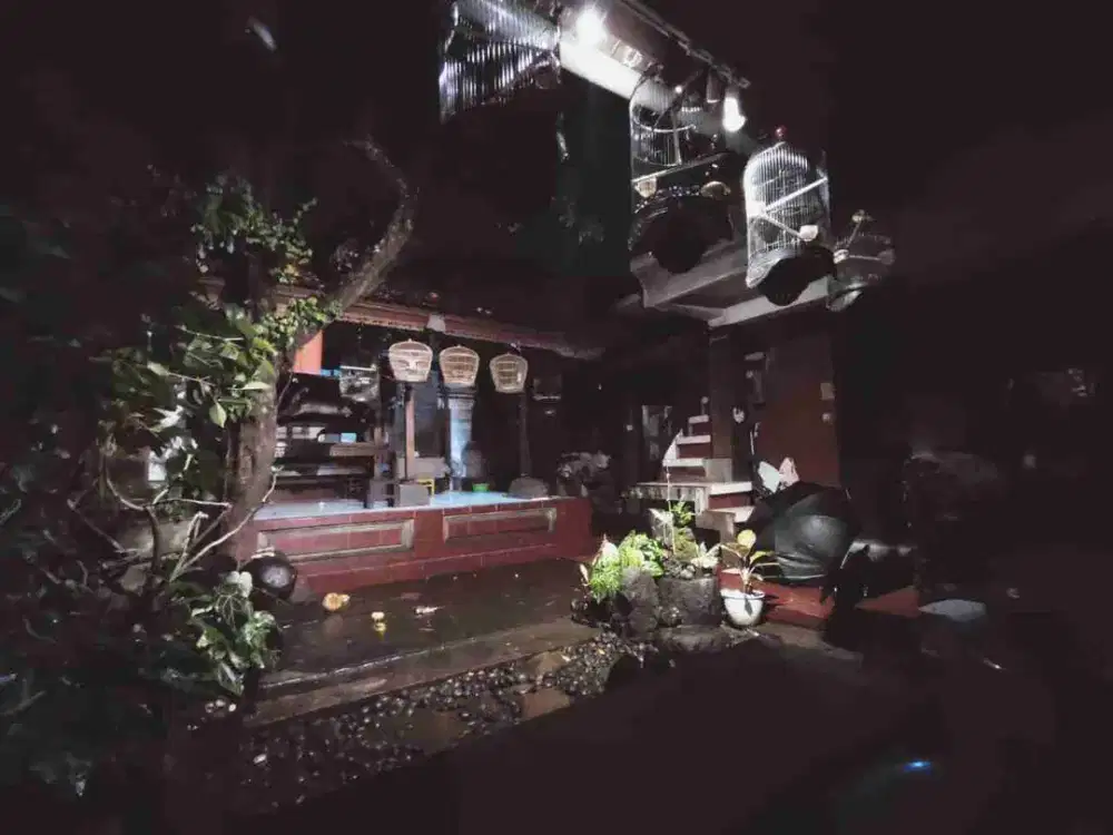 RUMAH LANTAI 2 BANGUNAN PERMANEN KAYU JATI, BINGKIRAE, LANTAI KERAMIK DENPASAR