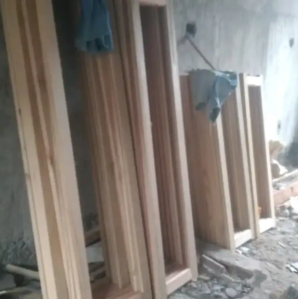 Kusen kayu dan alumunium