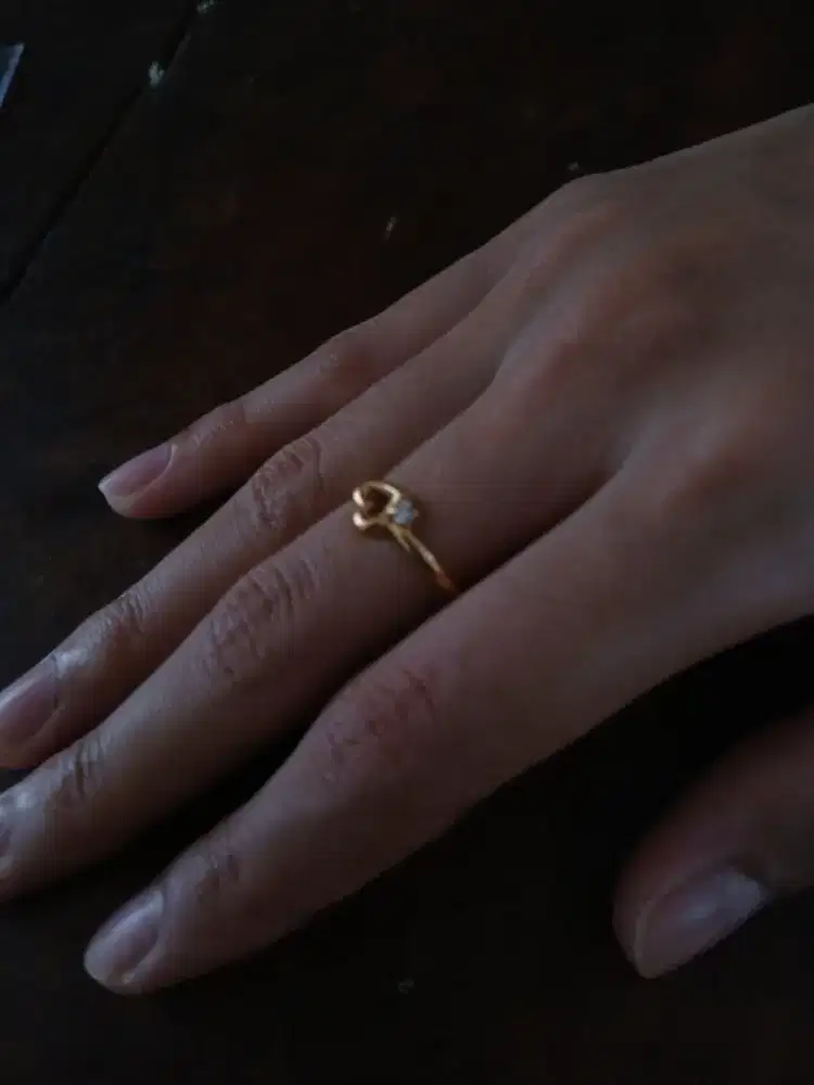 Cincin Emas Elegan Motif Simpul – Sentuhan Anggun untuk Setiap Momen!
