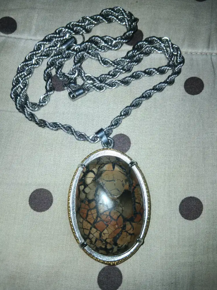 Liontin Batu Pecah Seribu