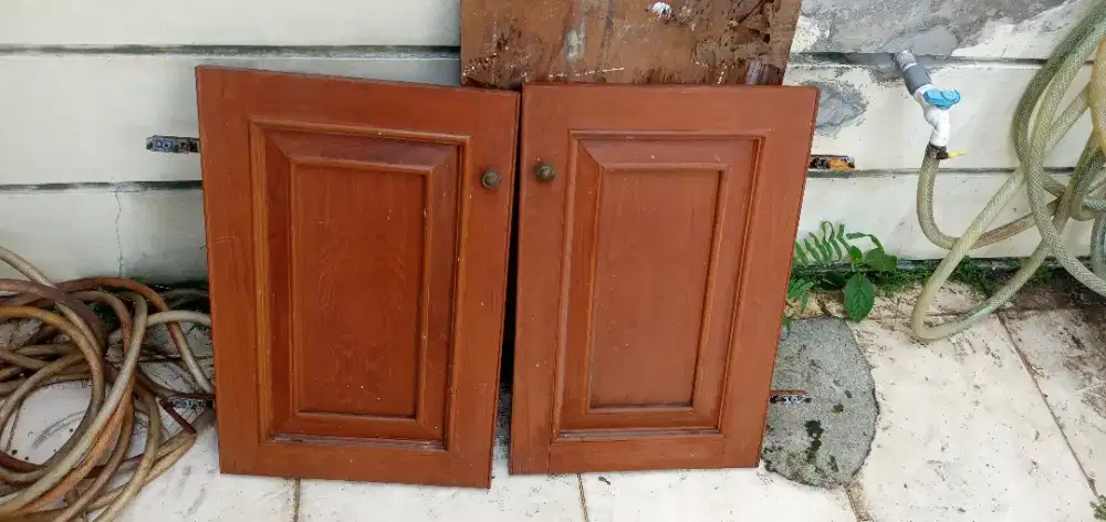 Pintu lemari bekas sepasang