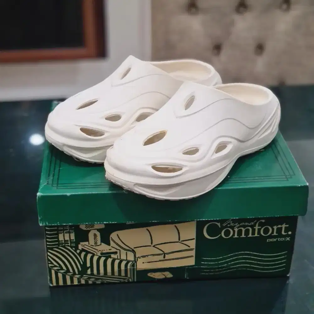 Sandal Porto Jean clogs warna putih size 40 kondisi 95%