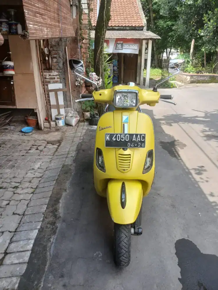 Vespa S 125 IE yellow