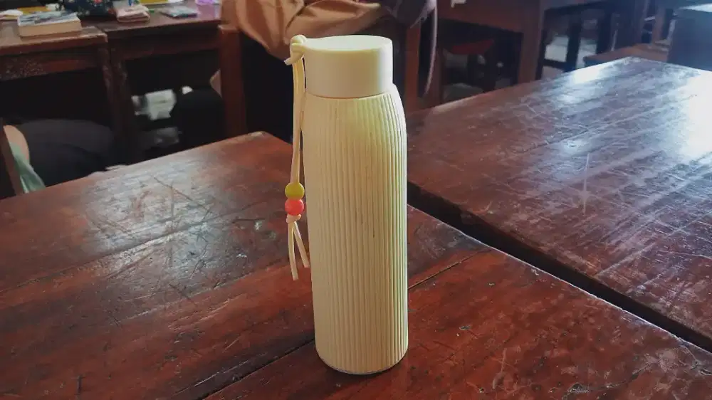 Botol Minum Bergaris dengan Tali Manik-Manik