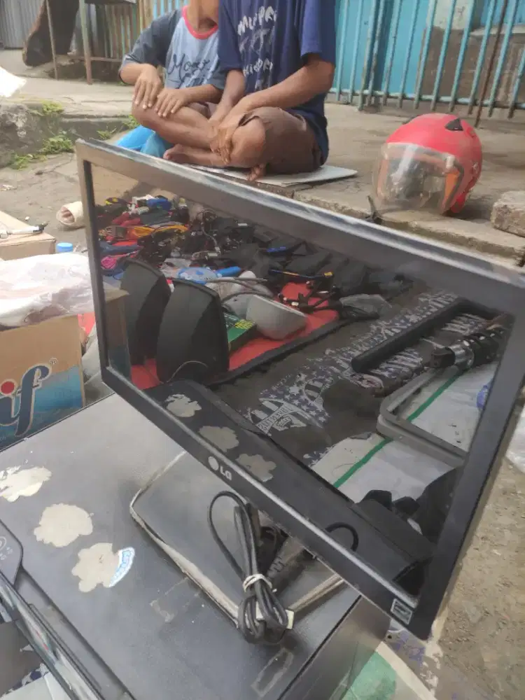 Monitor LG LED 16 inchi wide screen mulus