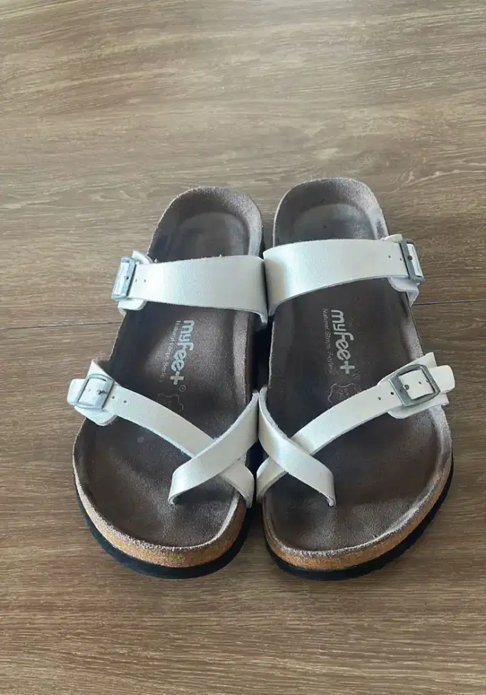 Dijual murah karena kegedean sendal Ori my feet