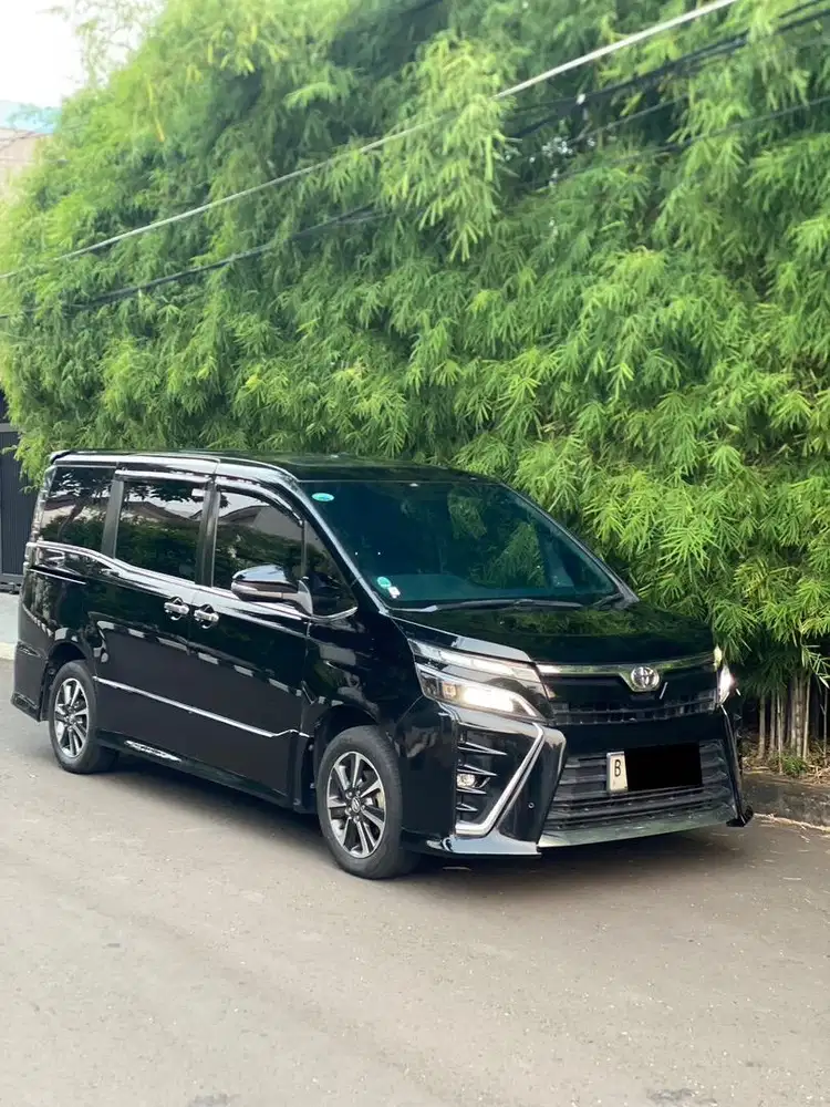 Dijual Toyota Voxy Hitam 2019 AT Matic Bensin 2.0 Black Ganjil