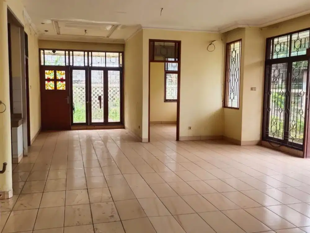 FOR SALE RUMAH HOEK 1,5 LANTAI DI INTERCON JAKARTA BARAT