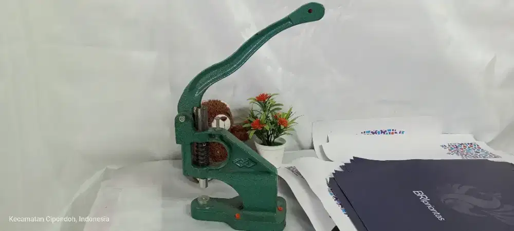 Cetak lobang kancing untuk baju dan pakaian lainnya