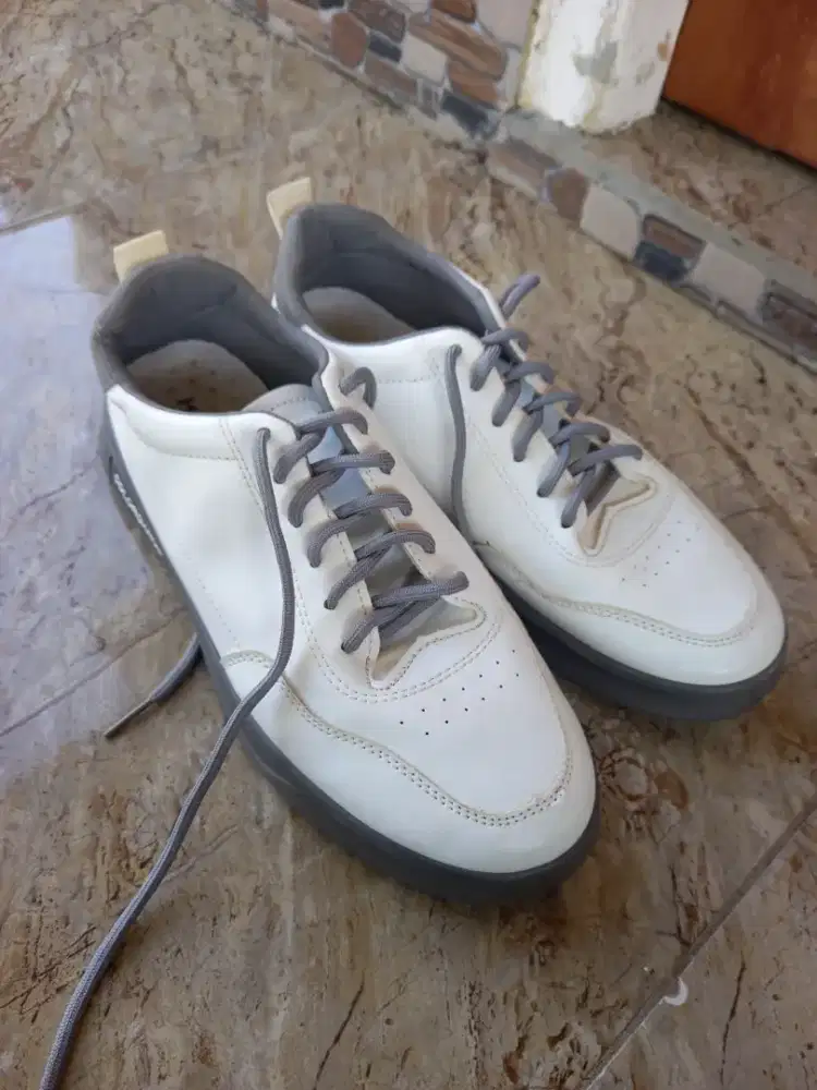 Sepatu putih pria/wanita