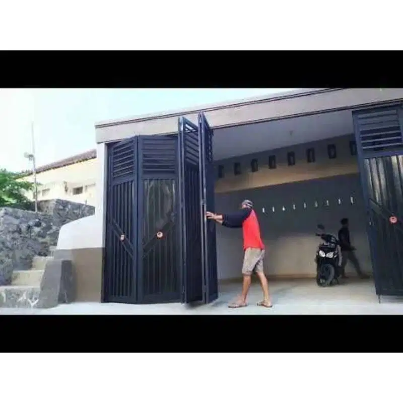 pintu gerbang garasi warna hitam bahan plat