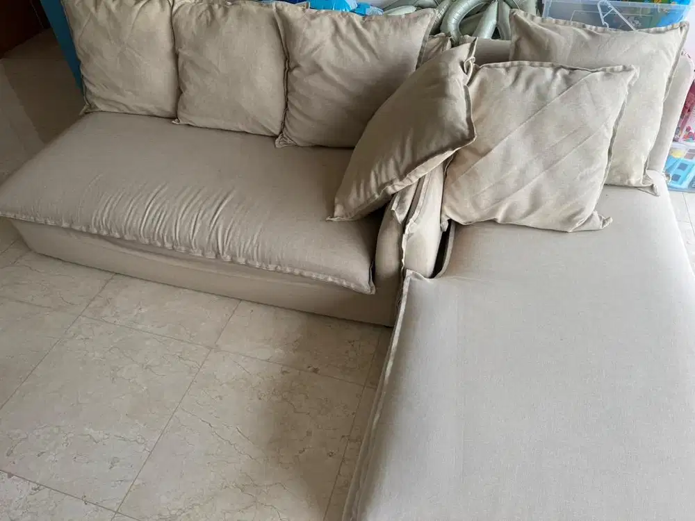 SOFA BENTUK L - TERMASUK BANTAL DAN SARUNG