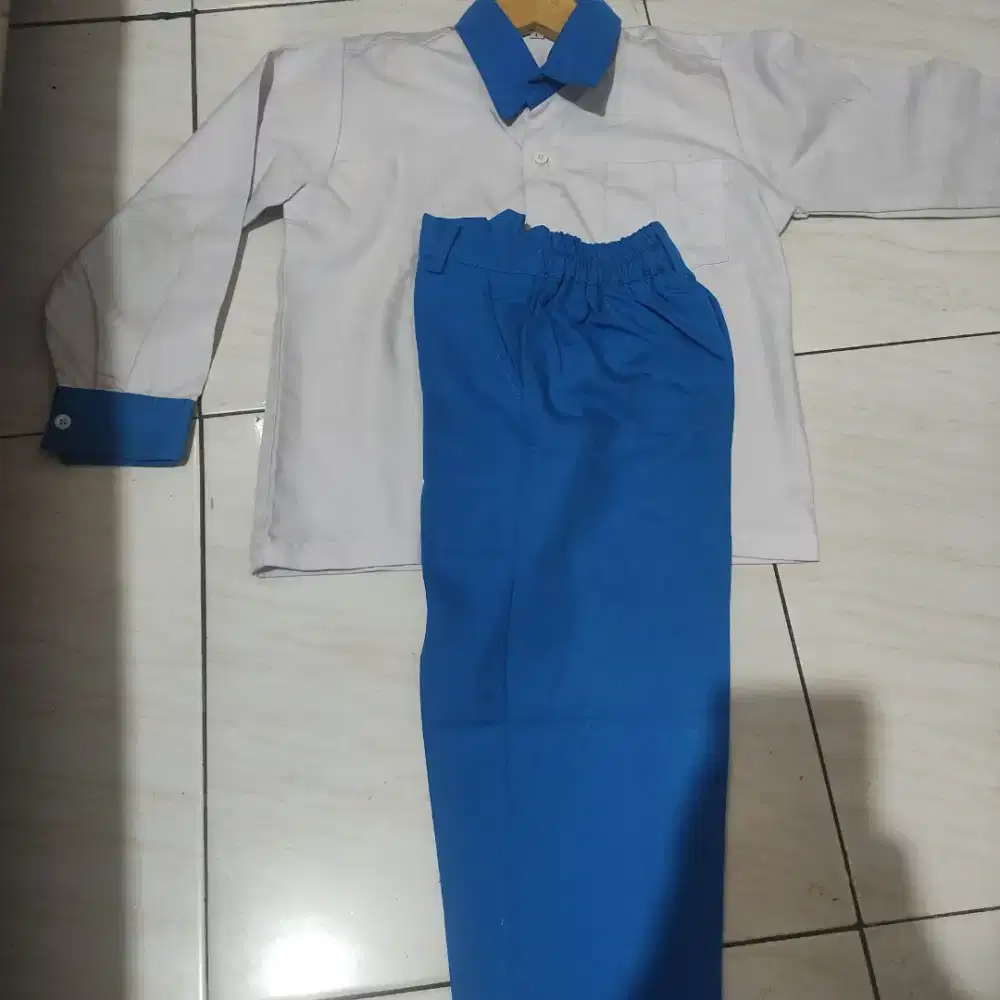 Baju kemeja putih dan celana biru