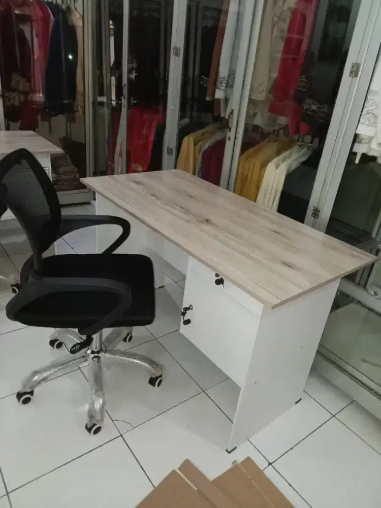 Meja kerja +kursi staf
