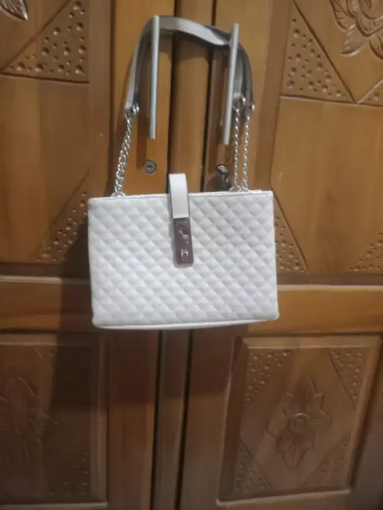 Tas guess putih rantai