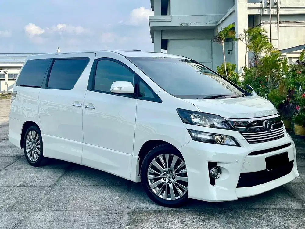 Golden Eyes CBU / Toyota Vellfire Z 2014