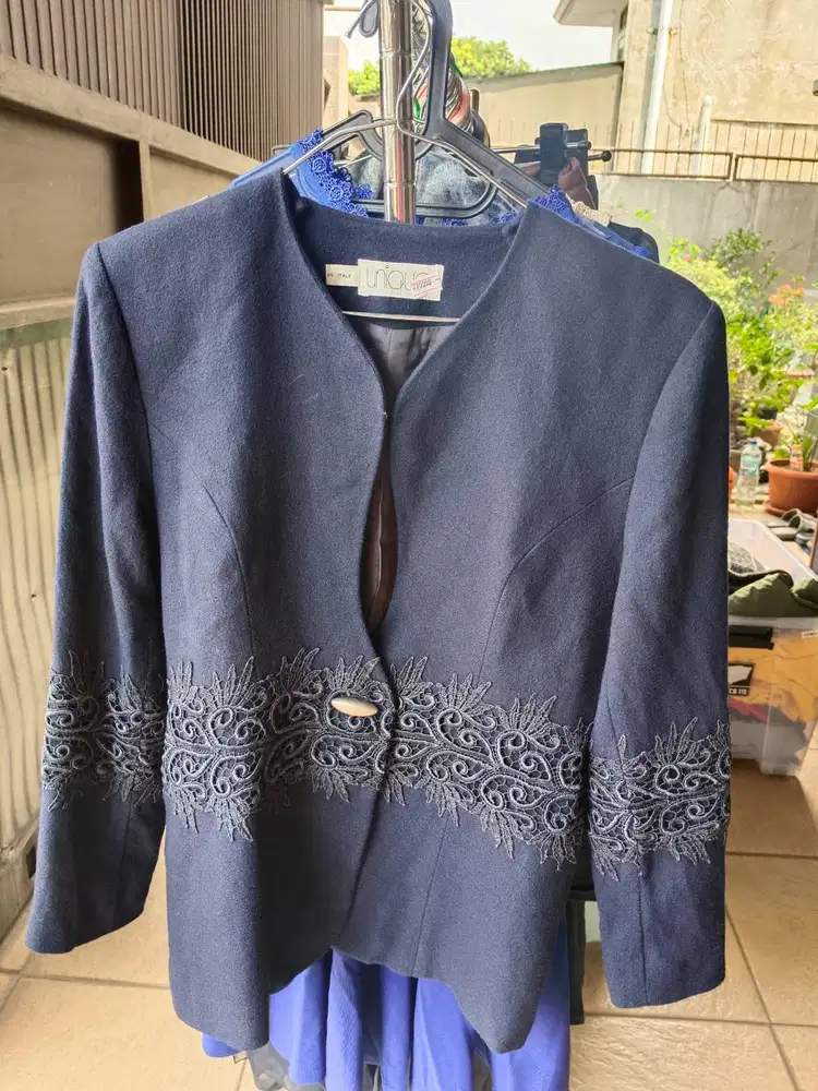 Blazer wanita biru navy