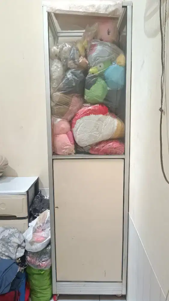 Lemari kaca lemari boneka lemari baju pakaian