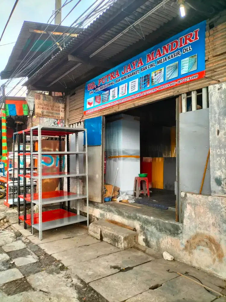 Rak besi penyimpanan barang