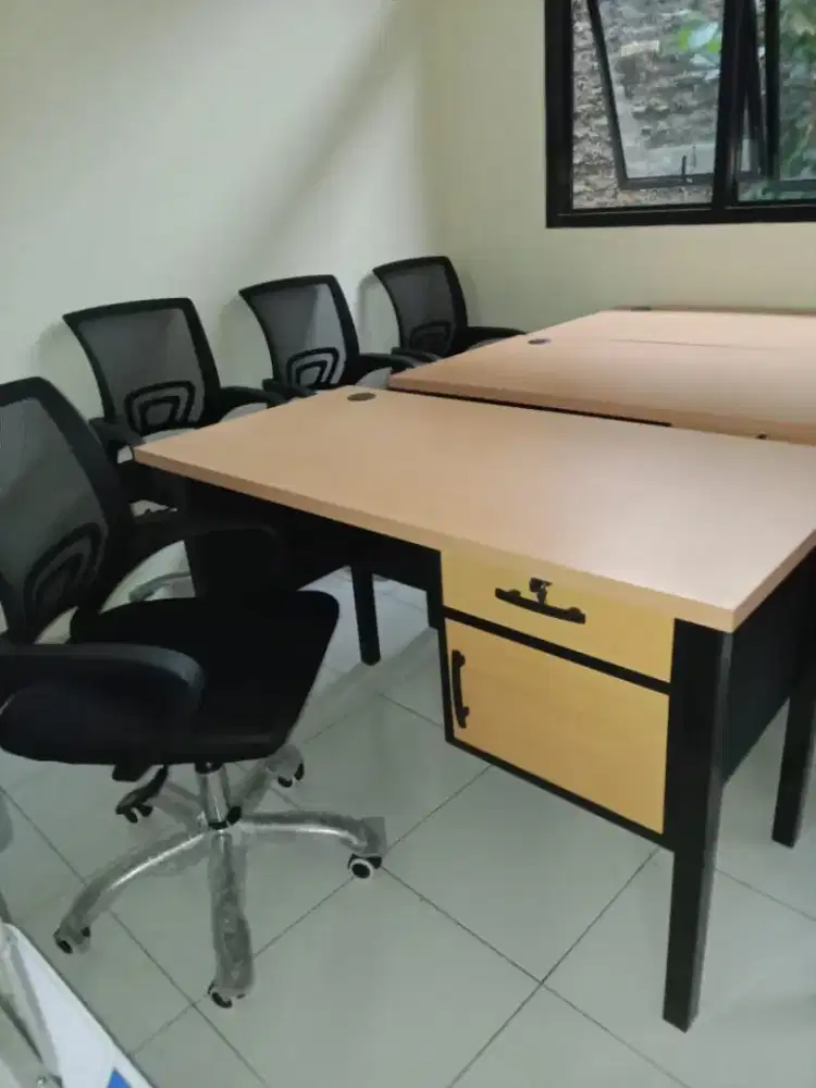 Meja kerja kaki besi+ kursi staf jaring