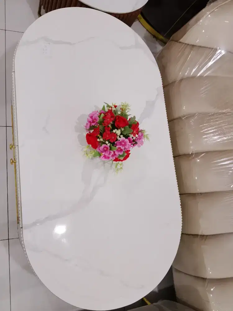 Meja Oval Gold Minimalist