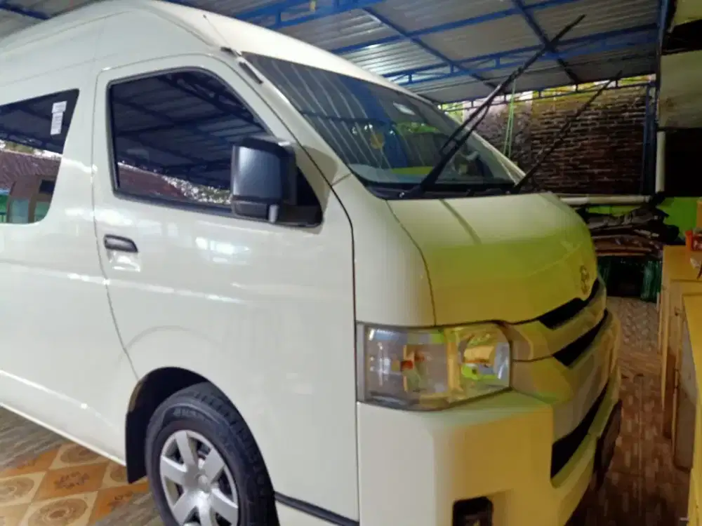 Toyota Hiace Commuter MT 2022 Solar