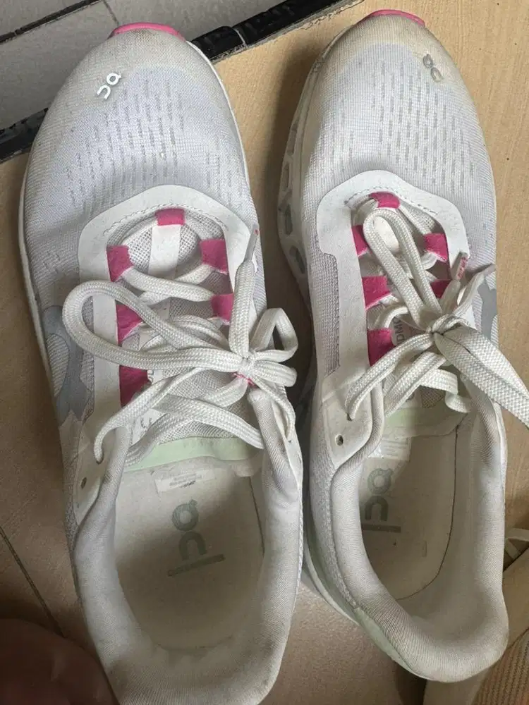 Sepatu Running/Jigging On cloud dijual cepat