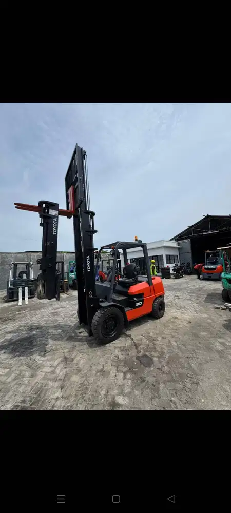 TOYOTA 3 TON MAST 4,5 METER TAHUN MUDA BERGARANSI MESIN