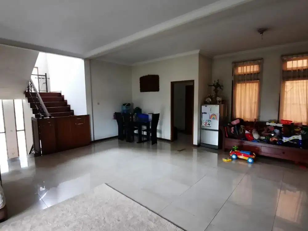 TURUN HARGA !! Rumah mewah 3 LANTAI d Turangga, akses jalan Lebar 3 mobil, lingkungan nyaman