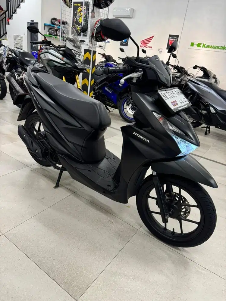 Honda Beat Deluxe CBS ISS 2025 Warna Hitam Dop 110 CC Matic Black Doff