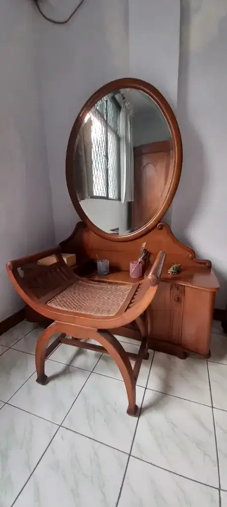 Meja Rias Antik, Kayu Jati