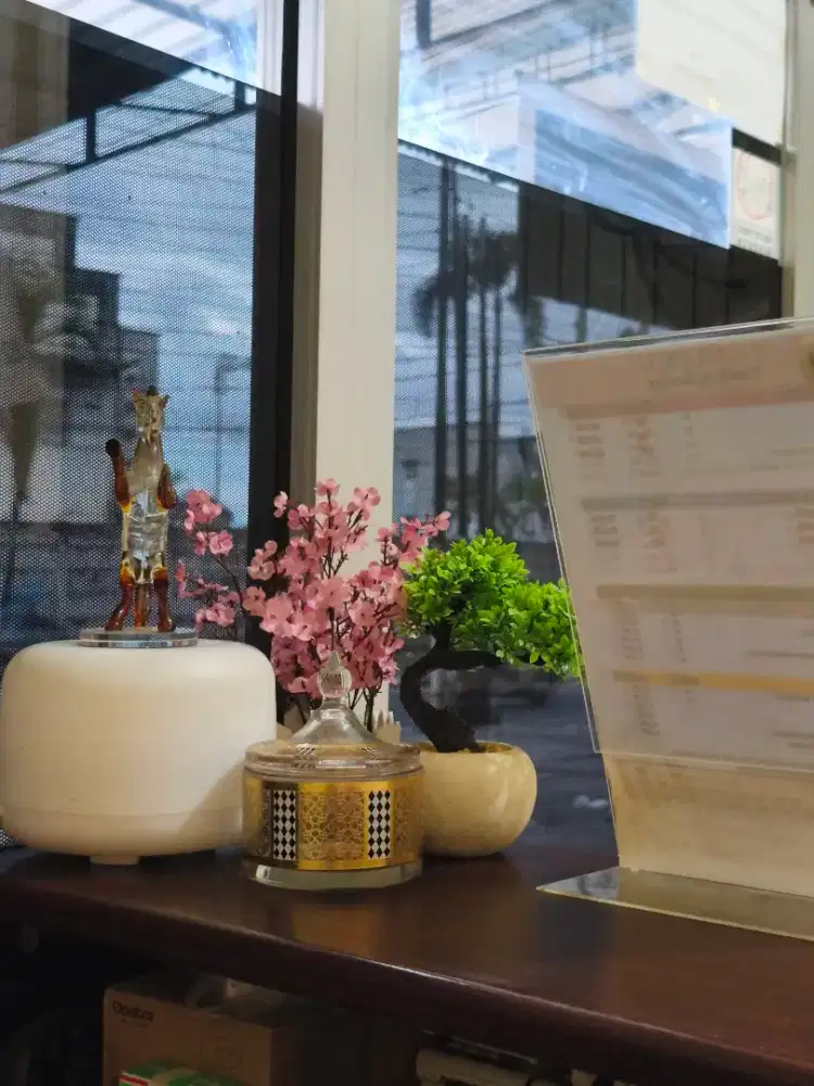 Receptionis dan Terapis Wanita