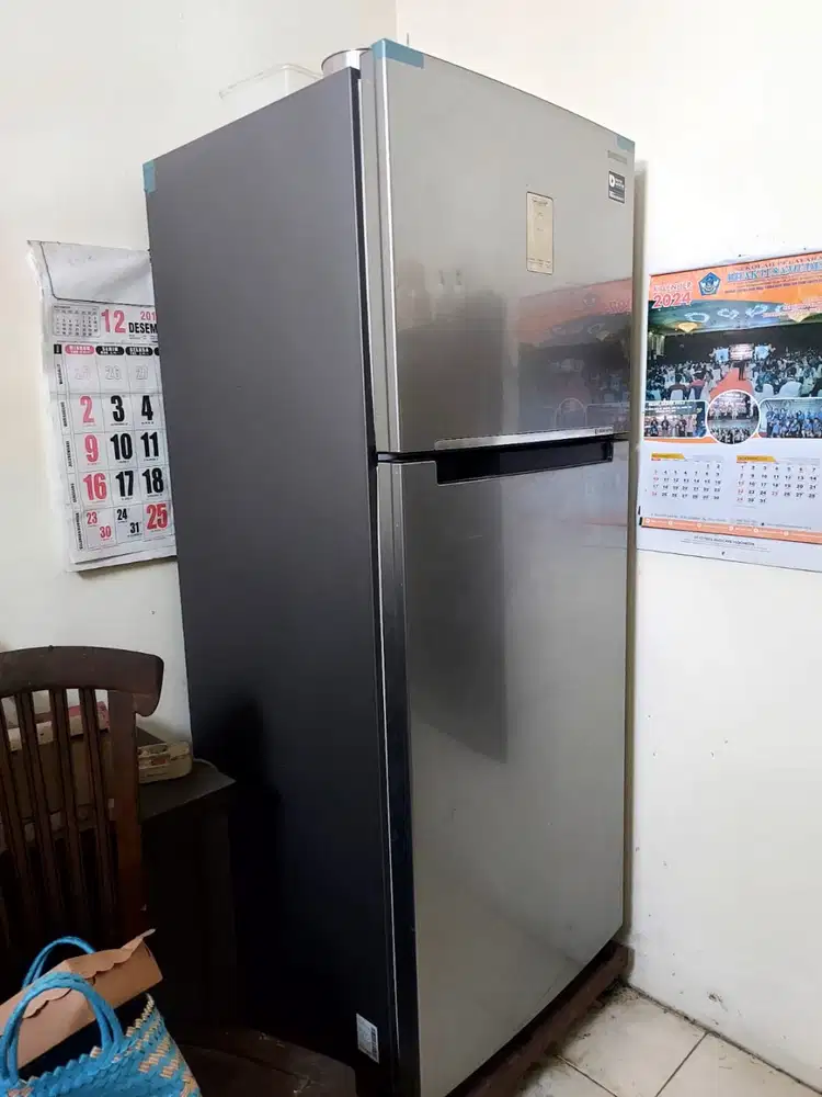 Dijual kulkas 2 pintu samsung dan TV LCD 42 LG