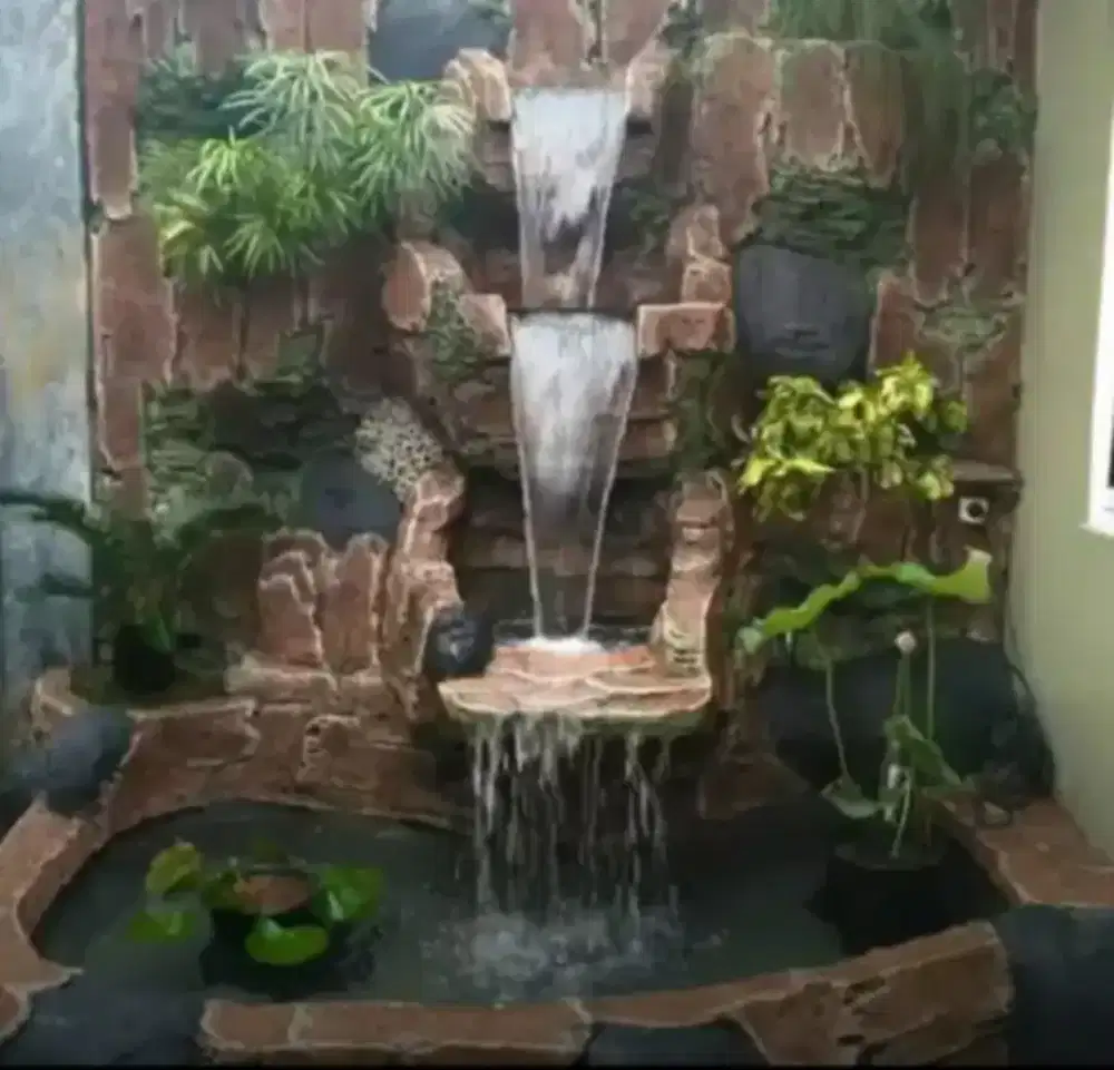 Kolam koi relief tebing