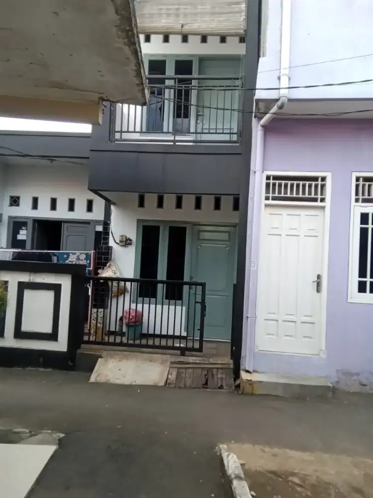 DISEWAKAN RUMAH 2 LANTAI UNTUK KELUARGA DI LINGKUNGAN NYAMAN DAN AMAN