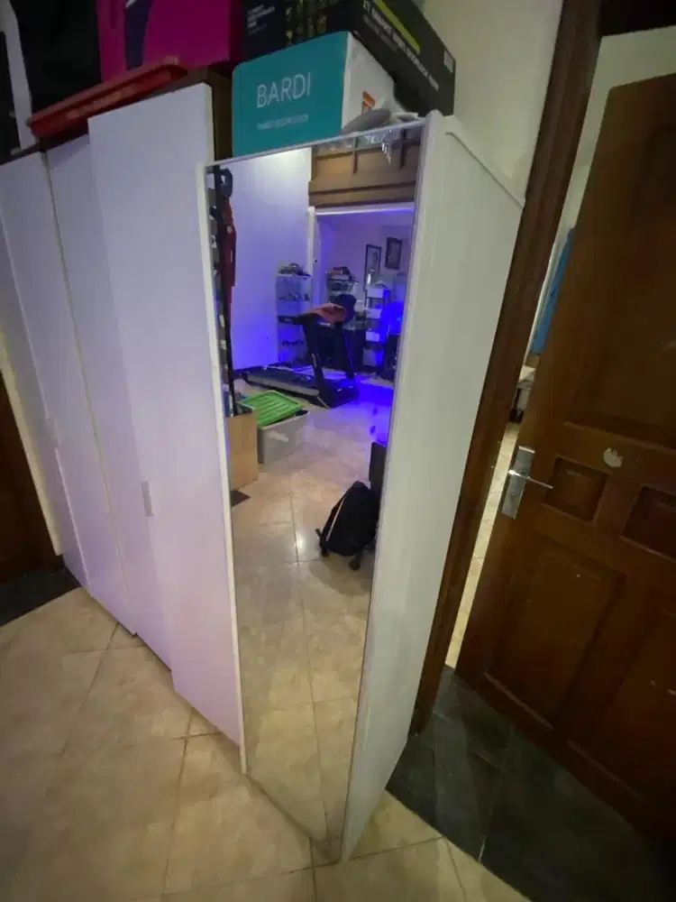 Ex Informa Lemari putih kaca