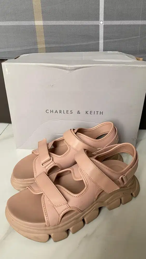 Sepatu sandal charles n keith preloved
