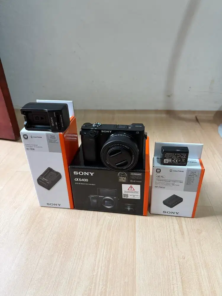 Sony Alpha A6400 + lensa kit PZ 16-55mm + batrai +carger + memory 256