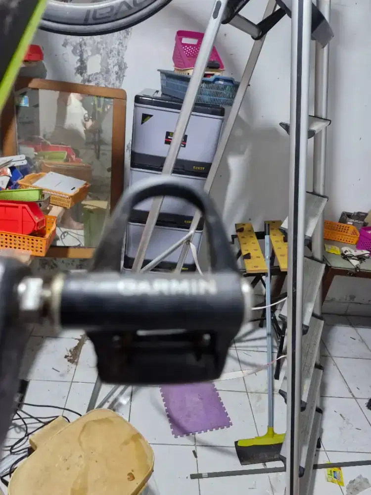 Garmin Rally RS200 power meter pedals.