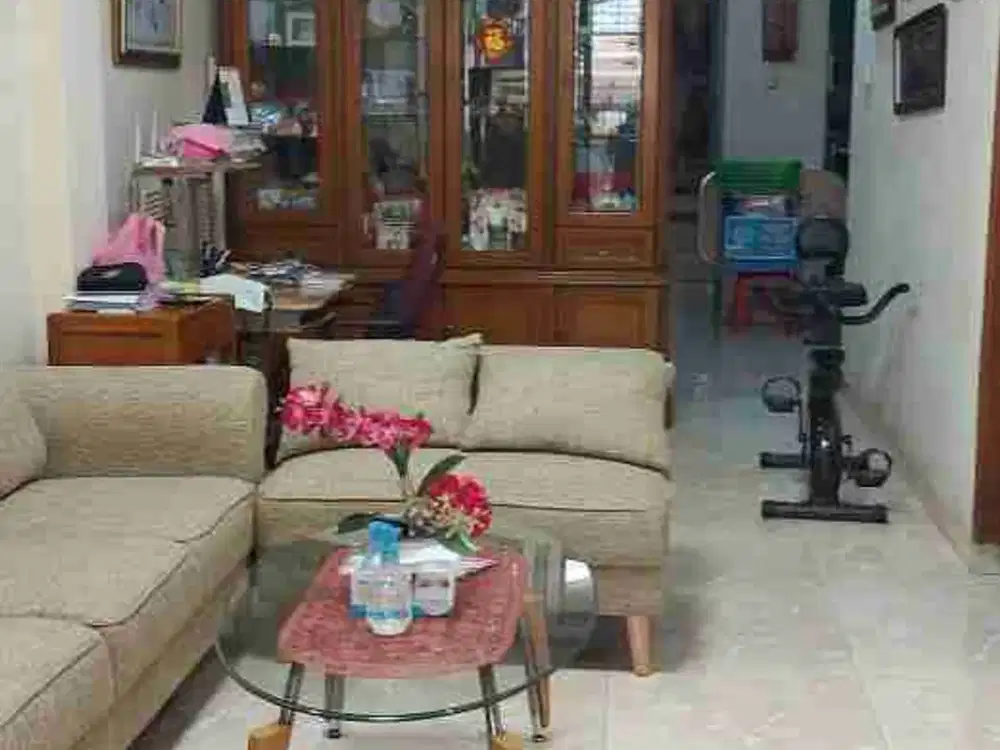 Rumah Kopyor Timur Kelapa Gading Siap Huni 2,5 Lantai, tinggi dari jalan